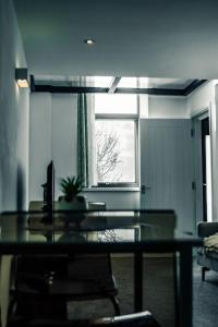 哈德斯菲尔德Apartments Dealhouse 4的一间设有玻璃桌和窗户的房间