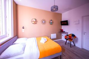 鲁贝NG SuiteHome - Lille I Roubaix Eurotéléport I Gambetta - Netflix & Wifi的一间卧室配有一张带橙色毯子的床