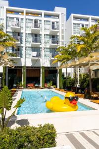 迈阿密海滩The Fairwind Hotel的一座建筑物前的游泳池里的黄橡皮鸭
