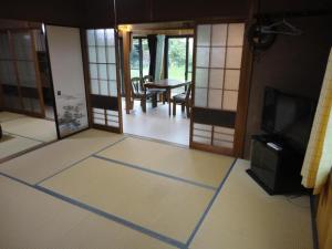 Ise Myojo no Yado - Vacation STAY 12557的客房享有配有电视和客厅的景色。