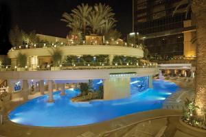 拉斯维加斯拉斯维加斯金砖酒店&赌场的一座大型建筑,晚上设有游泳池