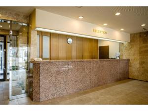 大仙市Green Hotel Omagari - Vacation STAY 19287v的大楼内带前台大堂