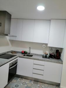 贝纳哈拉菲Apartamento MyR的白色的厨房配有白色橱柜和水槽