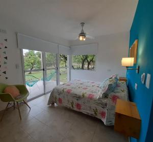 梅洛COSTA COM Departamentos de Montaña的一间卧室设有一张床和一个大窗户
