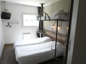 滨海贝尔克米斯特贝贝尔克酒店的一间卧室设有两张双层床和一扇窗户。