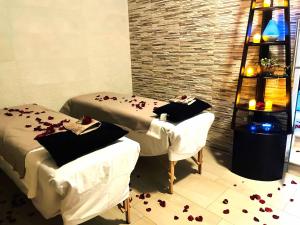 圣克里斯托瓦尔-德拉斯卡萨斯Hotel Villa Murano的地板上带花瓣的房间的两张床