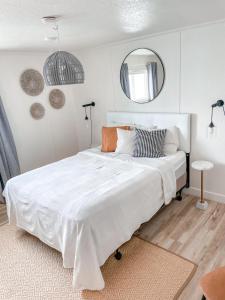 布莱斯峡谷Bryce UpTop Lodge的卧室配有一张白色大床和镜子