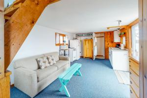 SurryDream Harbor Cottage的客厅配有沙发和桌子