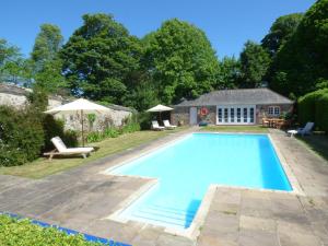 Saint ErthParlour Cottage的一座房子后院的游泳池