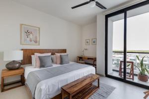 坎昆San Francisco by Andiani Travel的一间卧室设有一张大床和一个大窗户