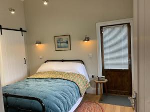 康格尔顿One bedroom lodge in the countryside的一间小卧室,配有床和窗户