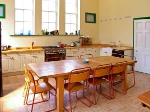 怀特帕里施The Methodist Chapel的一个带木桌和椅子的大厨房