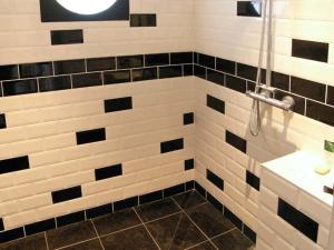 怀特帕里施The Methodist Chapel的浴室铺有黑白瓷砖,设有水槽