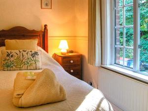 彻克Aqueduct Cottage的一间卧室配有一张床,床上有毛巾