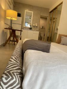 圣胡安Mar Báltico的一间卧室配有一张带斑马纹枕头的床