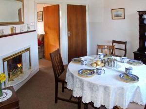 WombournLoningside的一间带桌子和壁炉的用餐室