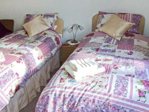 WombournLoningside的卧室内两张并排的床