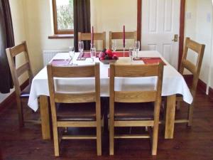 FalstoneHartam House的餐桌、两把椅子和白色桌布
