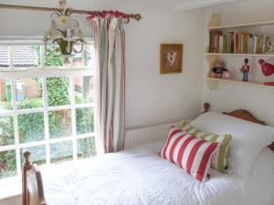 艾尔舍姆Ted's Place的卧室在窗户前配有一张床