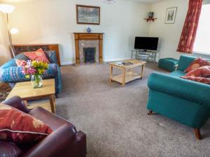 HorrabridgeMoorside的客厅配有两张沙发和一台电视机
