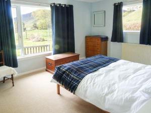 牛顿莫尔Fronthill的一间卧室设有一张床和一个窗口
