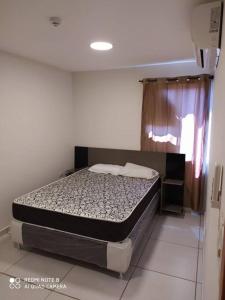 埃斯特城Apart 2 habitaciones vista a Itaipú - 32的卧室配有一张床