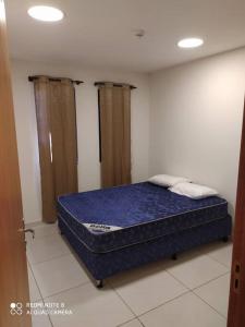 埃斯特城Apart 2 habitaciones vista a Itaipú - 32的一间位于客房内的蓝色床卧室