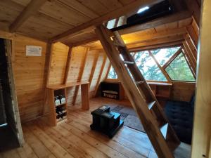 瓜斯卡Glamping El Edén Guasca Cundinamarca的树屋内部的顶部景观