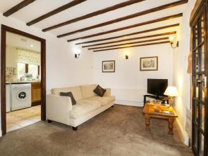 MorlandRosegarth Cottage的客厅配有沙发和桌子
