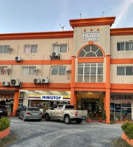 奥隆阿波CRIB 253 Subic Bay的一辆汽车停在大楼前的酒店