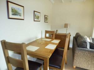 WolsinghamMill Cottage的一间带桌子和沙发的用餐室