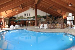 罗斯切尔德Stoney Creek Hotel Wausau - Rothschild的大楼里的一个大型蓝色游泳池