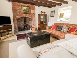 TweedmouthThe Lookout的客厅设有砖砌壁炉和沙发。