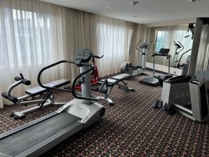 墨西哥城斯卡拉麦格纳酒店 的一间健身房,内设有氧运动器材