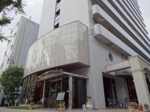 神户神户流明酒店的城市建筑物前的商店