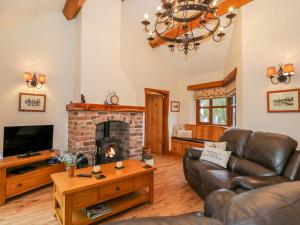 SedgwickHawthorn Cottage的带沙发和壁炉的客厅