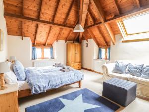LuppittSwallows Cottage的一间卧室配有一张床和一张沙发