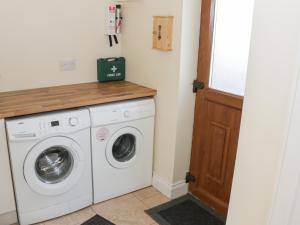 CrossmolinaCloonkee Cottage的洗衣房配有洗衣机和烘干机