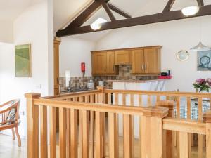 科克茅斯Skiddaw的一个带木制橱柜和木制楼梯的厨房
