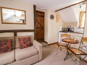 拉尼德洛伊斯Oak Cottage的客厅配有沙发和桌子