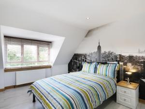 比尤利Maclean Cottage的白色的卧室设有床和窗户