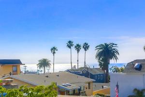 圣地亚哥Opal Oasis的享有棕榈树海滩和别墅的景色