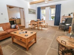 索厄比布里奇The Cottage, Beeston Hall的客厅配有沙发和桌子