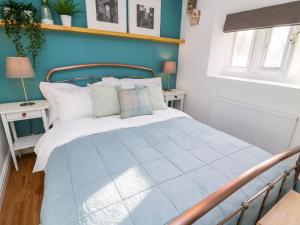 克利夫罗3 Poole End的一间卧室配有一张蓝色墙壁的床