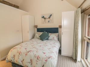 AlvestonMegs Cottage的一间卧室设有一张床和一个窗口