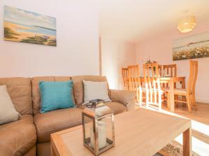 艾维布里奇Bearscombe的客厅配有沙发和桌子