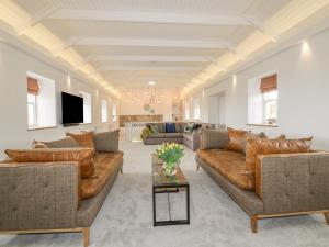 圣奥斯特尔Silvermine House的带沙发和电视的大型客厅