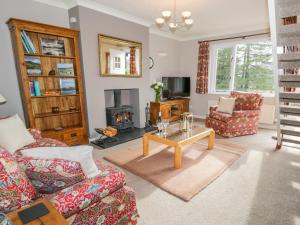安布尔塞德Kirkstone Cottage的客厅设有两张沙发和一个壁炉
