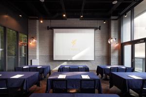 首尔L7 Myeongdong的一间会议室,内设蓝色的桌子和投影屏幕