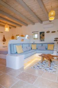 PsathiAnthoula's House的客厅配有蓝色的沙发和桌子
